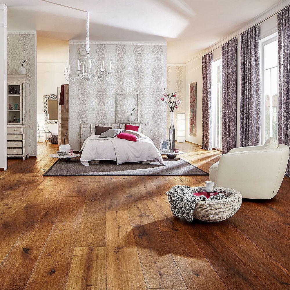 Schlafzimmer mit Holzboden